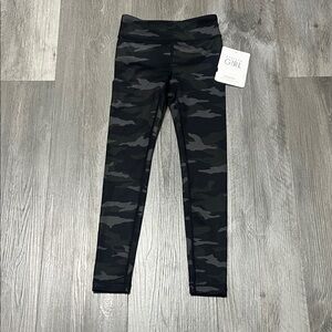 Athleta Girl high rise printed chit chat camo leggings / size XS/6 NWT